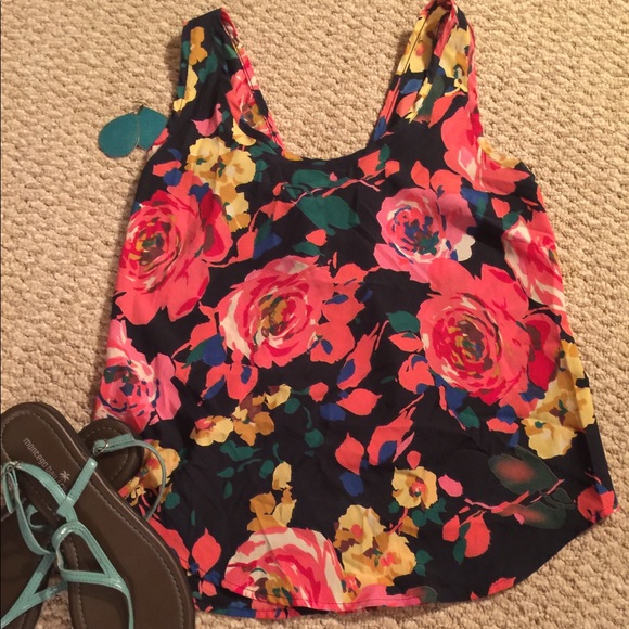 Zipper Back Tank - Picture 3 of 5